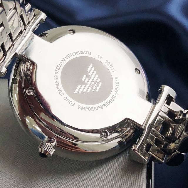 Good recommendation, Armani Versatile Steel Strap Men's Watch Model AR1819 Steel Strap Quartz Watch, dial diameter 43mm 316 stainless steel strap, white dial, stopwatch dial, mineral glass mirror. Butterfly Double Button, Design: