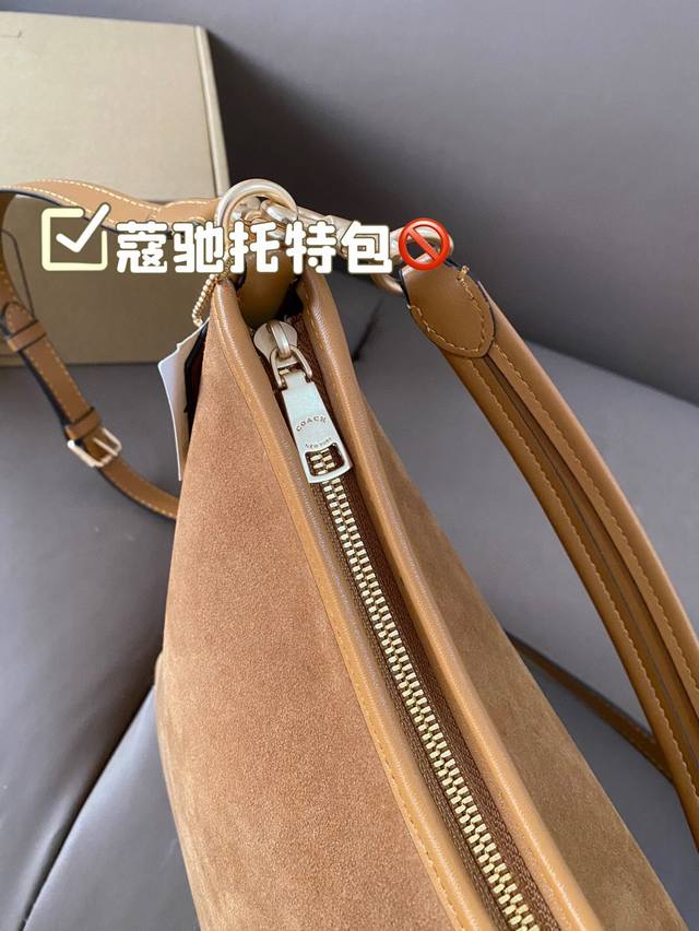Paired with the airplane box, the Coach tote bag not only looks good but also has a simple and easy-to-use design. The key is that it is super good-looking, lightweight, colorful, and sturdy. Become the most popular fashion item on the street in minu