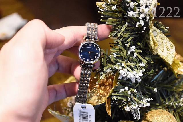 Armani Watch Case: 316L Stainless Steel Glass: Mineral Reinforced Glass Movement: Imported Quartz Movement Strap: 316L Stainless Steel Size: 22Mm Cleverly Small and Exquisite, Interpreting Sexiness in Simple Design: