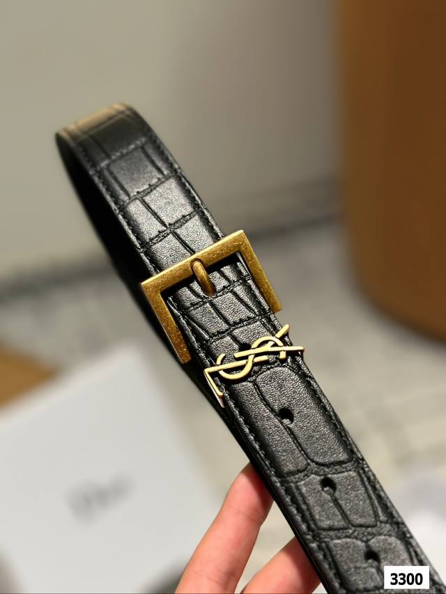 The original leather Ysl belt with box matching has been very popular recently! Cowhide leather! Complete packaging! The belt belongs to it! The belt is exquisite and fashionable. Please note the size when placing an order