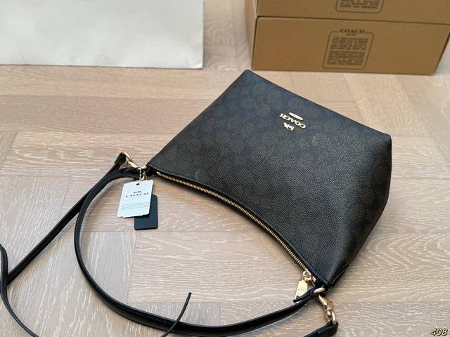 The airplane box, Coach armpit bag, has a high-quality texture, super large capacity, and durability. It can be worn on the street for daily use with a 100% return rate. It is this casual and lazy feeling. Size 20 15: