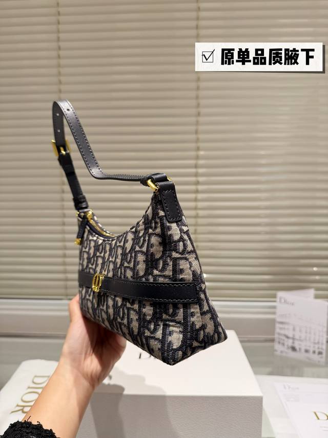 The latest underarm dumpling bag from Dior is a mini shoulder dumpling bag from the early spring collection of 2025, which enriches the Miss Caro series with fashionable and exquisite items. Xing uses black, pink, colored sheepskin and classic: