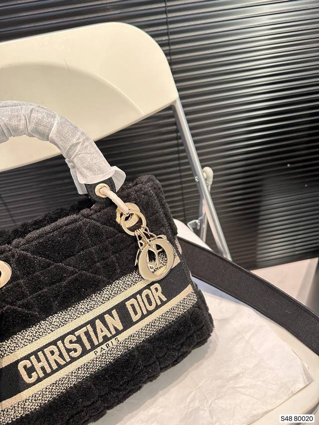 Dior's top of the line original lambhair Diana bag, Dior's new Lady D Lite series, exquisite craftsmanship, perfect color matching, overall fashion and retro, high-end and romantic. The handle and street junction are decorated with light: