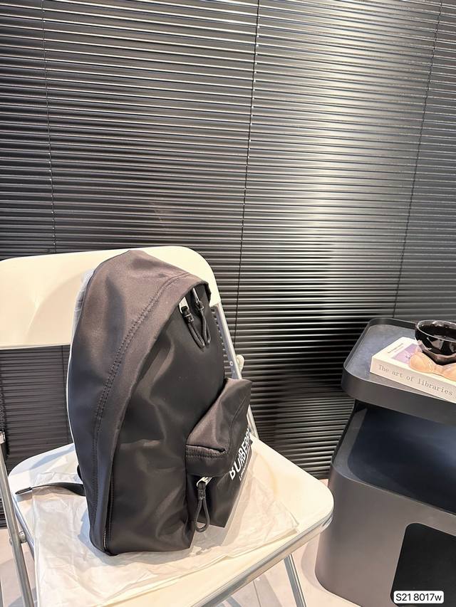 Burberry backpack classic fabric feels super nice, steady and generous! You won't choose the wrong one! Size: 27 38, item number 8017