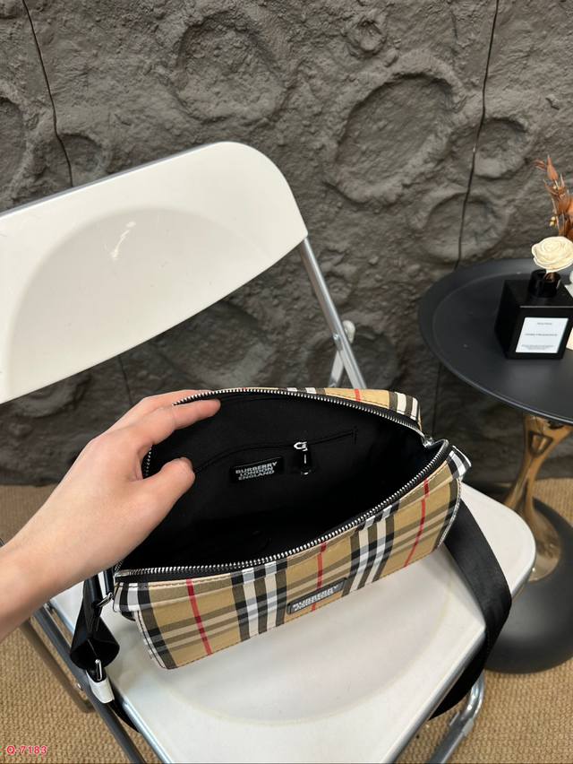When you carry a Burberry crossbody bag and it looks very handsome, then you may really be a bit handsome Whether you are on a business trip or commuting, you are slightly more handsome than others. The classic checkered pattern is still impressive,