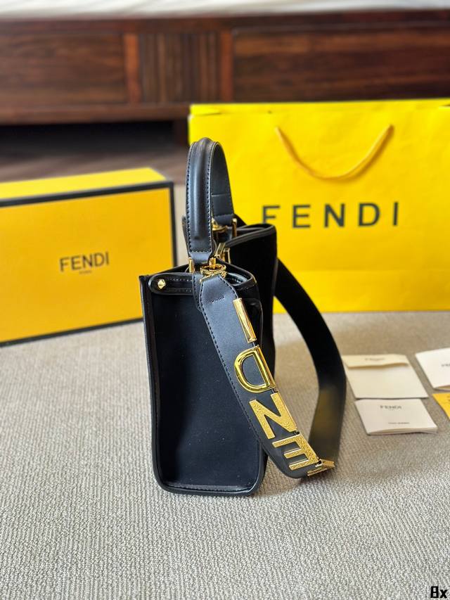 The explosion of cowhide version hits Fendi X-Lite Peekaboo series handbags. The all-new Peekaboo X-Iite handbag series, born on the 10th anniversary! Abandoning the classic horizontal: