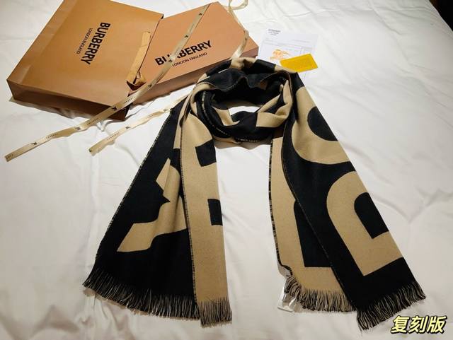 Delivery picture of the same complete set of packaging Burberry scarf counter original printed customized Burberry cashmere scarf counter washed label,% cashmere material, soft touch, hand sewn Burberry logo, integrated lock edge details not