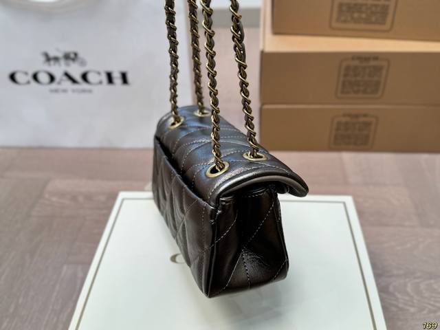 The small folding box of the Coach Tabby wine god bag is not only practical and versatile, but also very distinctive and attractive. I really love this simple style. It is very easy to wear and can be carried on the back. Both practicality and beauty