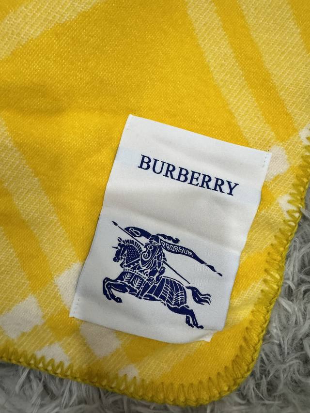 New scarf, Burberry. Original beautiful item, classic explosive item, returns to the forefront. Burberry's new imported Nepalese cashmere top embroidery scarf is definitely a screaming quality fashion brand's top design Essential high-end products fo
