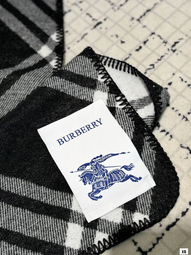 Gift box packaging Burberry scarf Hi! The cold winter has arrived, it's time to add a bright color to your outfit! This scarf is simply magical, not only can it keep you warm, but it can also immediately make you the center of fashion! Match with jac