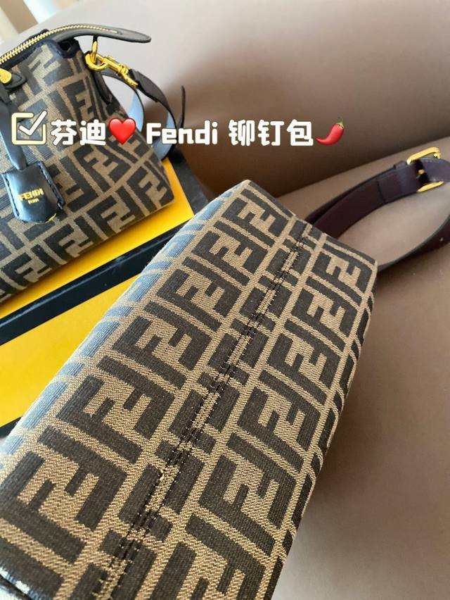 Fendi counter rivet style original mold customization portable shoulder bag, decorated with the latest f logo. Paired with the premium original logo, there is a large capacity space inside. Leisurely yet elegant, exquisite craftsmanship. Identify the