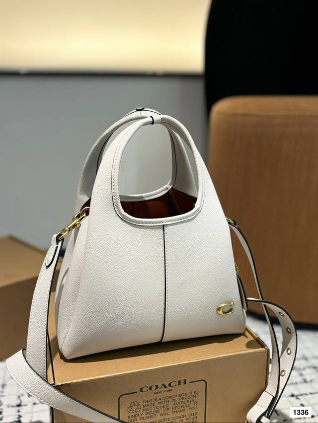 Paired with a box, the Coach Bucket Bag is simple yet not simple. This bag is versatile in meeting daily office capacity needs and offers versatile clothing options such as Clean Fit, neutral style, and mixed sports style