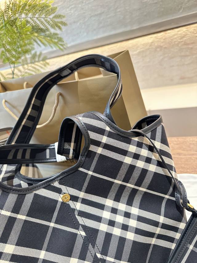 Burberry's new model has finally shipped its classic diagonal plaid backpack, which looks great. B's latest soft and upright shoulder bag is made of cotton twill fabric. Crafted in an Italian workshop, it is decorated with a unique grid pattern exclu