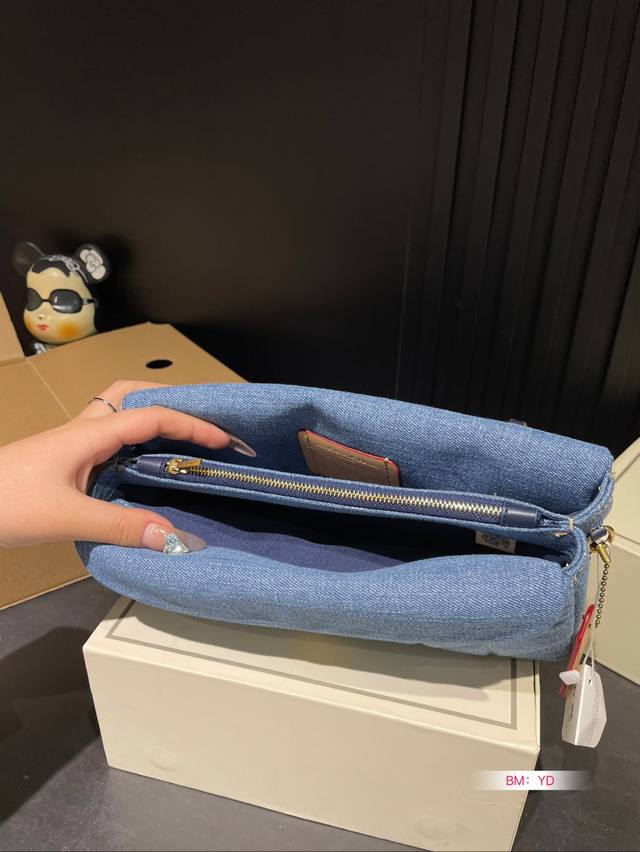 Small size, large size with folding box Coach Coach new denim retro and fashionable, lightweight new denim series is also cool, very suitable for spicy girls to carry. Size: large 27 * 14, small 21 * 11: