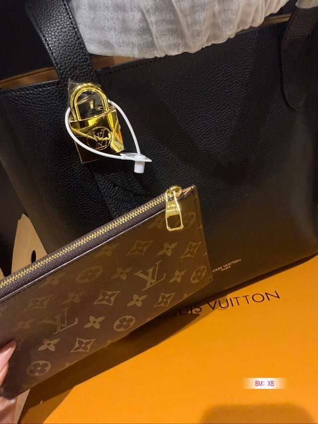 Chip version with folding gift box Lv lock head armpit new product launched tote bag, the end of the looseness is the soft cowhide material of hobo, and the detailed design of the lock head presents a lazy yet exquisite French style