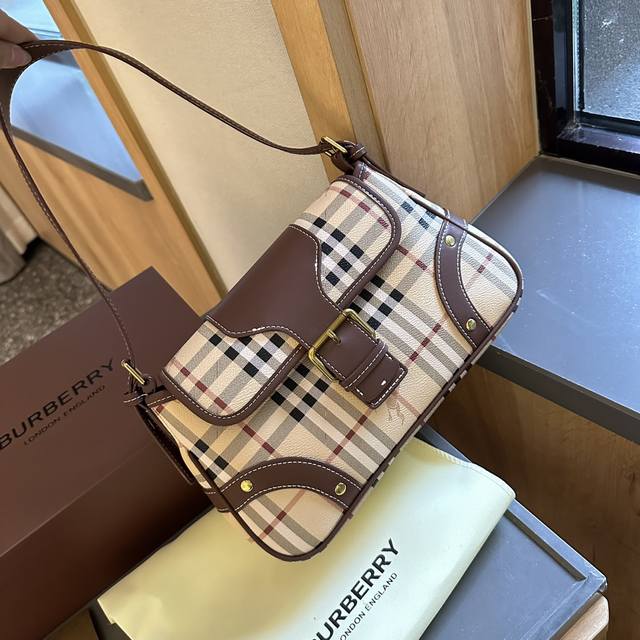 Folding gift box Burberry vintage warhorse leather armpit baguette bag Burberry cowhide armpit baguette bag is not only a classic of Fendi's vintage baguette bag, this one is also classic. The reason why people love baguettes so much is that