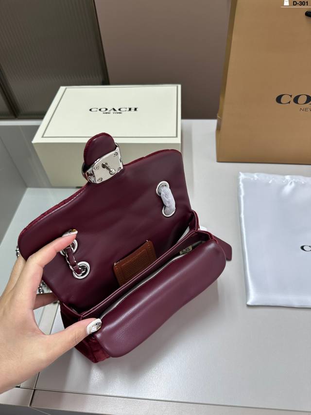 Can you resist the new Quilted Tabby chain version Tabby from Coach Wine God?? Velvet fabric full of small details D-301 size 20.7.10 folding box: