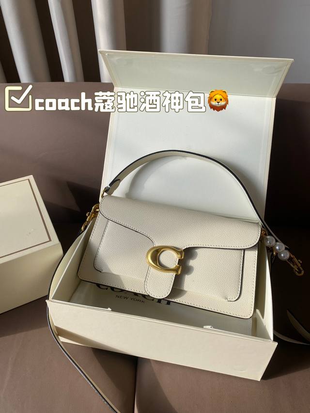The color matching of Coach Coach's Wine God Bag this time is simply a fairy color scheme! High in appearance and versatile, suitable for both handheld and crossbody use, this is the Coach Wine God! Cute and able to pretend! Handheld crossbody looks