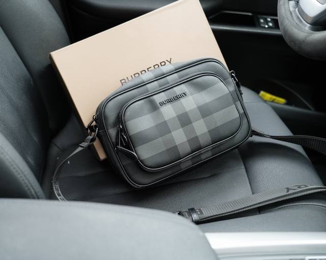 Burberry official website synchronizes high version crossbody single shoulder backpack with eternal and timeless iconic products. Pure original single cowhide top-notch hardware production, non market ordinary version. This year's favorite styles of
