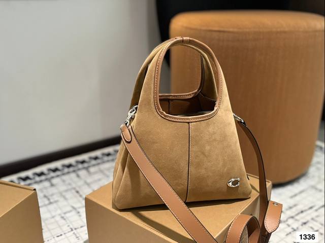 Paired with a box, the Coach Bucket Bag is simple yet not simple. This bag is versatile in meeting daily office capacity needs and offers versatile clothing options such as Clean Fit, neutral style, and mixed sports style