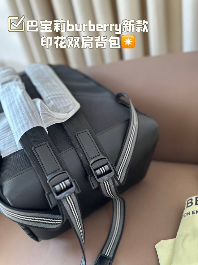 Burberry's new backpack print series is fashionable and casual in style. The fabric is high-density, waterproof, and easy to maintain in the rain. Size 30 * 40: