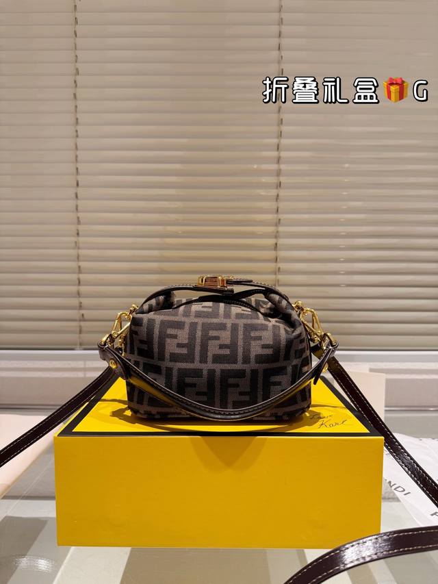 Comes with a folding box Size: 18.12 Fendi denim lunch box bag. The body is full and the design is simple. When it is not filled, it can have a soft hobo effect, but when you fill it up, it presents a very tangible bento: