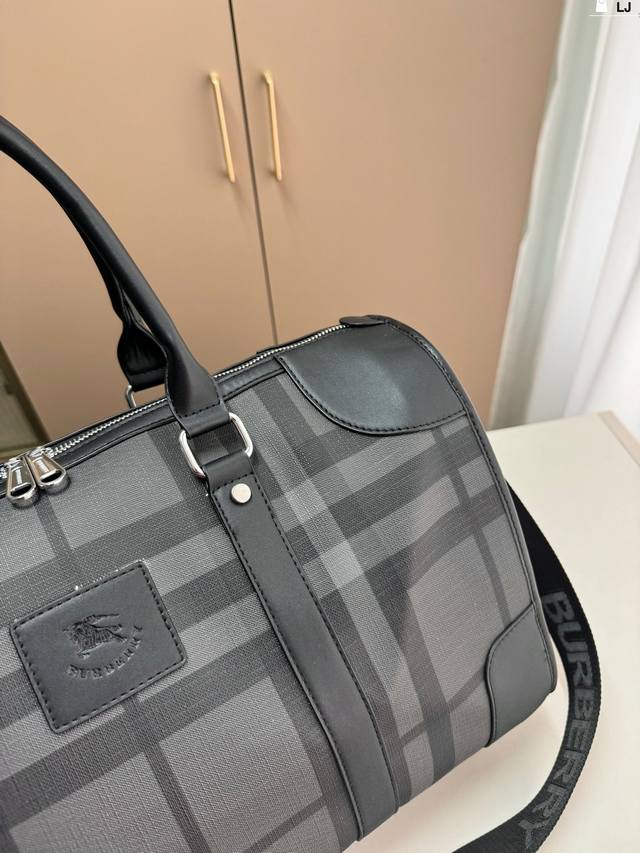 Burberry travel bag is a handsome and versatile travel bag with a classic design that is spacious and suitable for both men and women. It has a large Lj size of 45.18.26