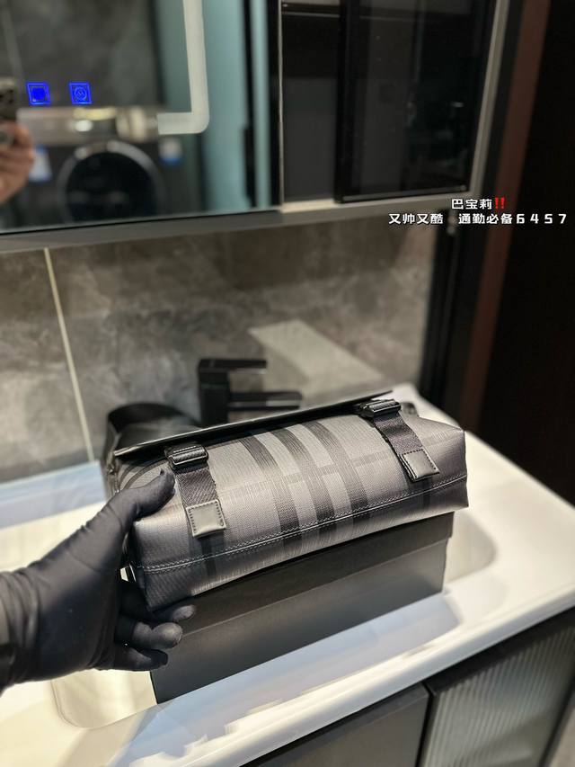Burberry flip messenger bag checkered men's crossbody bag with exquisite inlay craftsmanship, photographed in the original factory fabric and delivered with a dust bag of 30 X 20cm