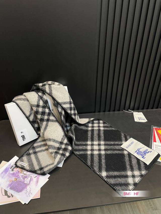 Cashmere Scarf Box Size: 180cm * 30cm Burberry Cashmere Scarf The gentlest color scheme for the upper body is super soft and comfortable. Don't you want to order this beautiful scarf now?