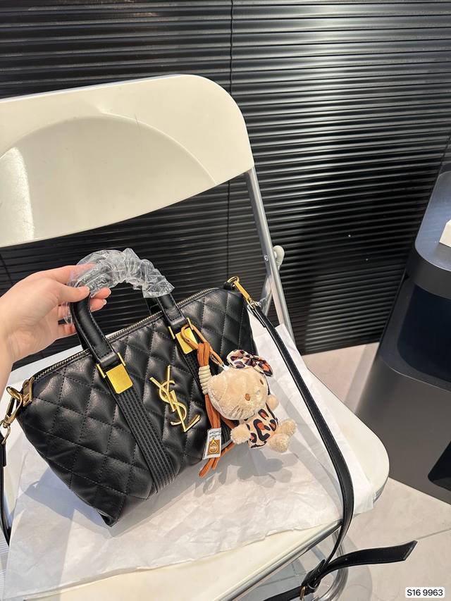 Paired with a box, the Saint Laurent handbag is a hot and stylish new item that looks great when you go out. Size 22 17 item number has been revised to 9963.