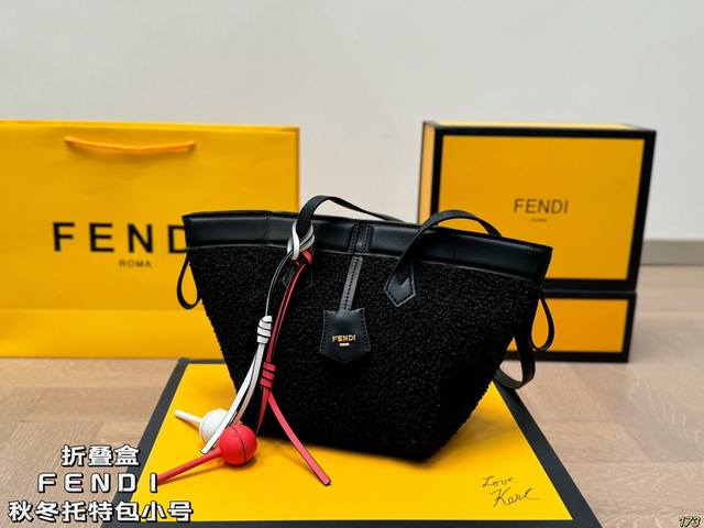 The 6-color small folding box Fendi Origami tote bag is inspired by the art of origami and can be changed in shape at will. Eight hidden magnetic buckles ensure the safety of items and make them more beautiful. Opening is a tote:
