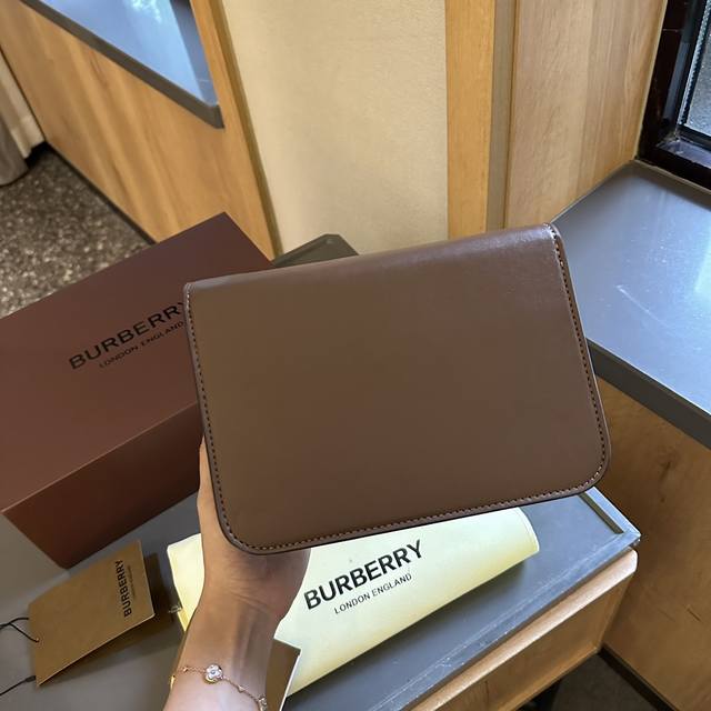 Folding gift box packaging Burberry Tb logo chain shoulder bag is a must-have item in the fashion industry. Get it up! The new postman bag Burberry never worries about sales, temperament, and quality! When purchasing a printed version in Hong Kong, i