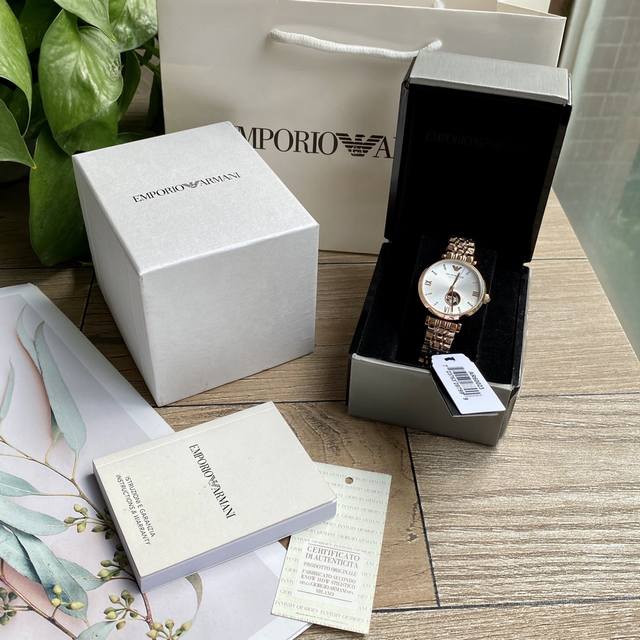 Armani mechanical women's watch has arrived!! Classic and minimalist Italian style, with a transparent heart on the exposed movement, 316 stainless steel strap, original mineral crystal mirror with 30 meter waterproof buckle, fully manual winding mec