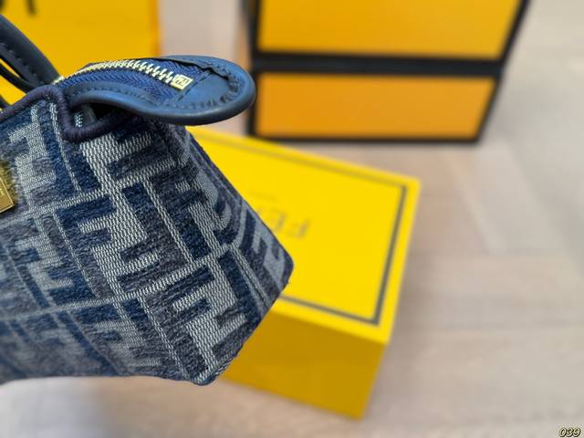 Folding box Fendi pillow bag mini By The Way series Fendi small body, large capacity, small and cute, can be carried or slung over the body, sweet or salty! Size 18 12: