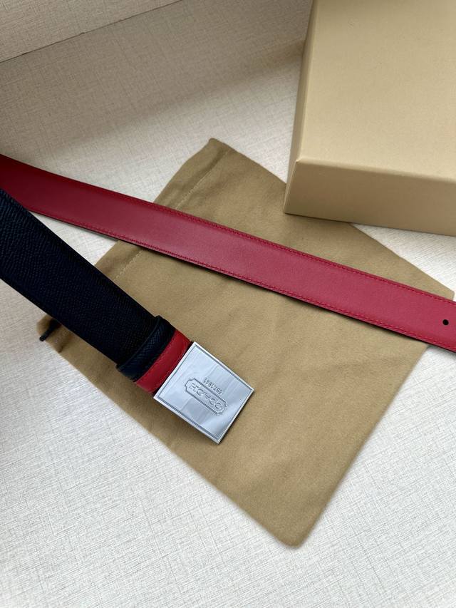 As a well-known fashion brand, Coach with a width of 3.5cm often cleverly integrates its brand logo into the design of the belt, such as printing the brand's initials, patterns, etc. on the buckle or belt, which not only highlights the brand's identi