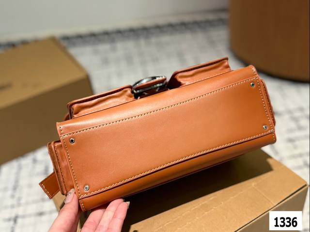 Coach Coach's new motorcycle bag with box, Cargo Soft Tabby, black motorcycle bag