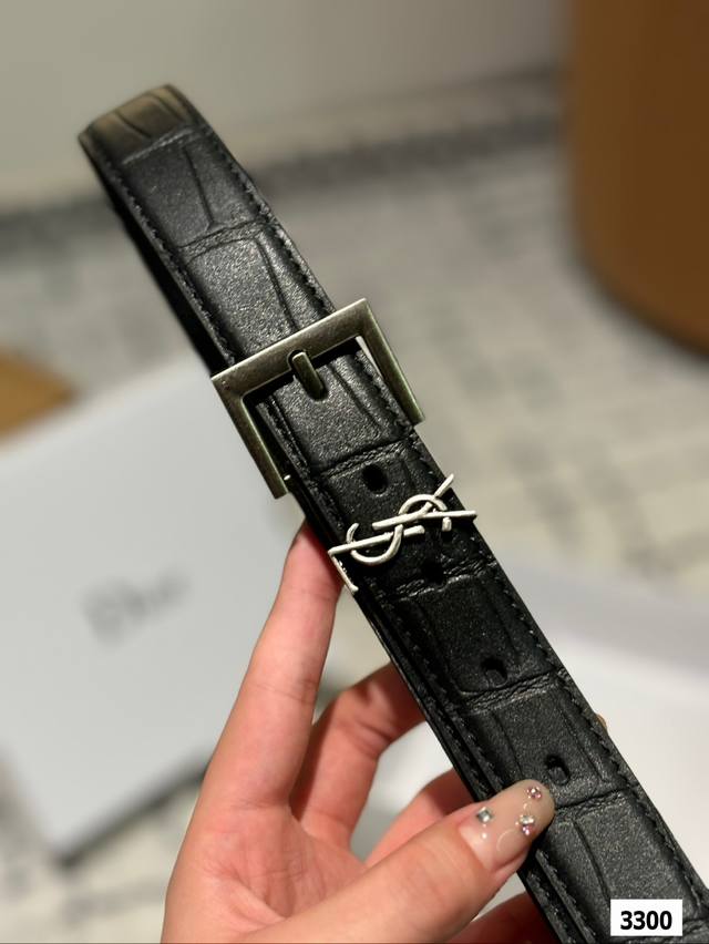 The original leather Ysl belt with box matching has been very popular recently! Cowhide leather! Complete packaging! The belt belongs to it! The belt is exquisite and fashionable. Please note the size when placing an order