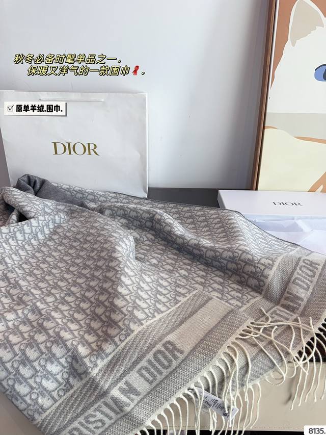 Comes with a gift box The most gentle color scheme of Dior scarves is a cashmere scarf with a great atmosphere. Don't you hurry up and order such a beautiful scarf