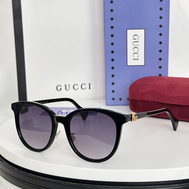 Gucc's new sunglasses, Gg1073, with lightweight panels, cat eye frames, and a dual G brand logo, pay tribute to the classic. Size:54-21-145。 :