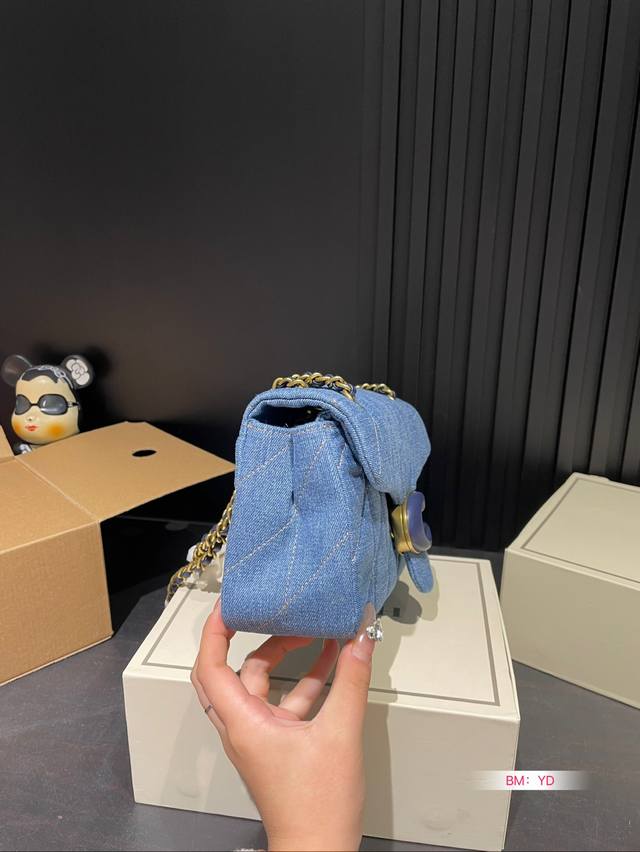 Small size, large size with folding box Coach Coach new denim retro and fashionable, lightweight new denim series is also cool, very suitable for spicy girls to carry. Size: large 27 * 14, small 21 * 11: