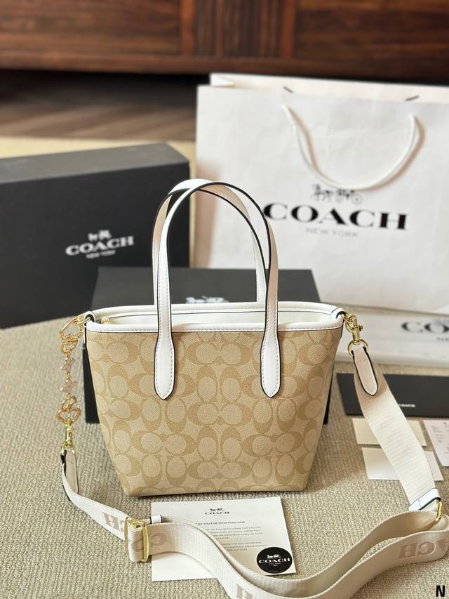 Coach with accessories! Such a cute City tote bag! Coach's new September product is the Little Tote Bag! City Series Mini Number!! Good boy, good boy. Size 20 20cm: