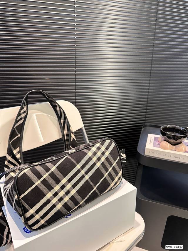 Paired with a folding box, the new Hobo from Burberry Burberry looks so great! It's completely covered in grass. The overall body is light and stylish, and there is a sub bag that can be disassembled. The size is just right for daily use, and the wid