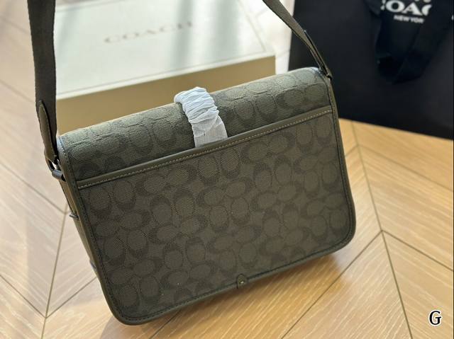 Folding box is great! Coach's new League men's bag is worth having! The Coach League bag is made of high-quality leather materials, such as cowhide, paired with fabric and signature jacquard fabric, which is made of organic cotton: