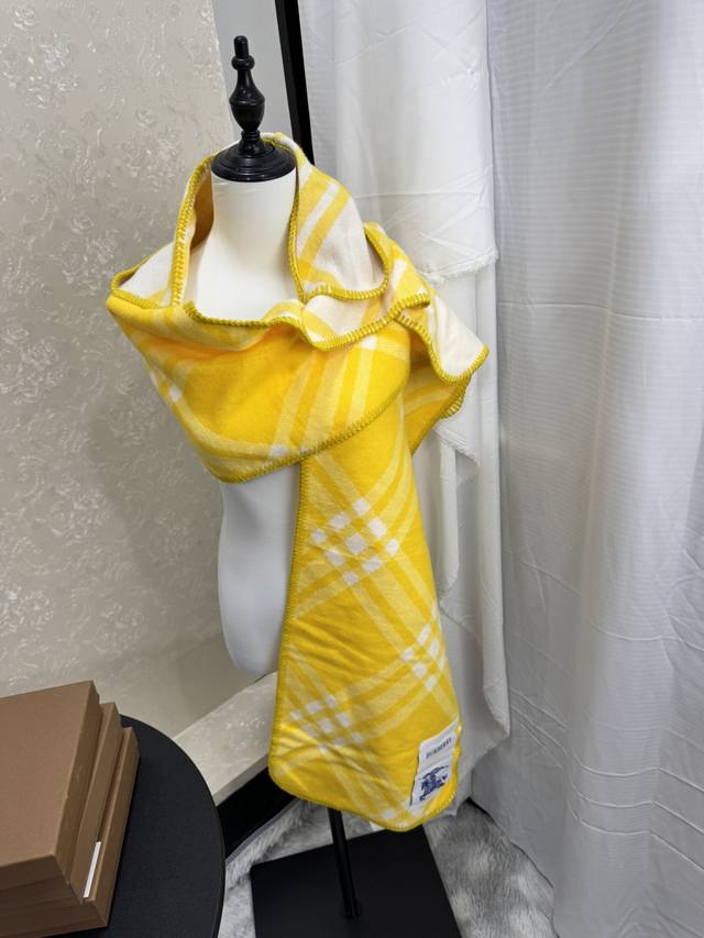 New scarf, Burberry. Original beautiful item, classic explosive item, returns to the forefront. Burberry's new imported Nepalese cashmere top embroidery scarf is definitely a screaming quality fashion brand's top design Essential high-end products fo
