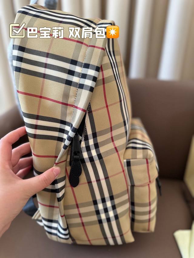 Burberry backpack classic fabric feels super nice, steady and generous! You won't choose the wrong one! Size: 34 * 42