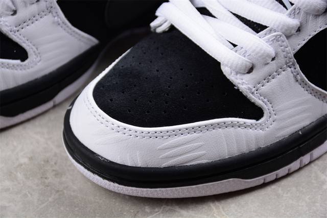 Sexually priced version of Tightbooth X Nk Sb Dunk co branded reverse panda Sb low top casual sports skateboard board shoes Fd2629-100 size 36 36.5 37.5 38