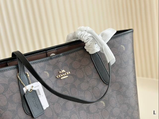 The latest shopping bags from Coach's OEM factory are shipped with top quality, shiny hardware logo, stir fried chicken fire, practical styles, versatile styles, lining logos, fashionable and versatile styles, super age reducing, and favorite items.