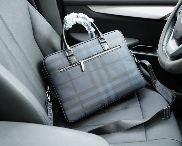 Burberry official website synchronizes high version handbag and crossbody backpack with timeless iconic products made of pure original single calf leather top hardware, non market ordinary version. This year's favorite styles of Burberry are all phot