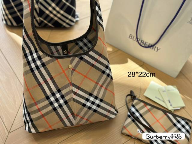The new Hobo from Burberry is so beautiful! It's completely covered in grass and the overall body is very light and stylish, with a sub bag that can be disassembled. The size is just right for daily use, and the wide shoulder strap is also very comfo