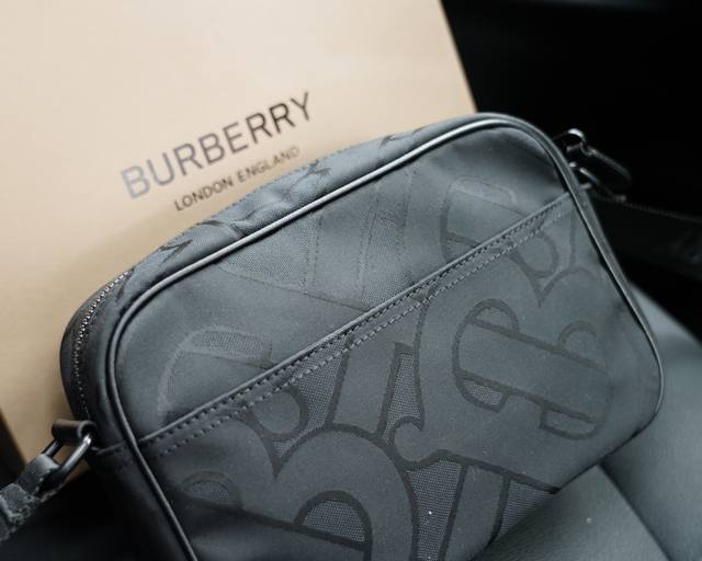 Burberry official website synchronizes the high version of the classic and timeless single shoulder crossbody backpack. The original fabric material has a delicate and deep waterproof and wear-resistant feel, which is not a common product in the mark